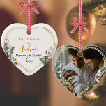 Ornamento De Cerâmica Nova Mamãe, Holly & Pine Dourada Foto<br><div class="desc">Moldura da Linha ouro adornada com ornamento Holly, Pine e Fita para mostrar sua própria memória especial de um novo bebê. A forma do coração é um símbolo perfeito para o amor. A linha brilhante e brilhante de ouro rodeia sua foto memorial. A fita sagrada, pinheira e seda completa toda...</div>