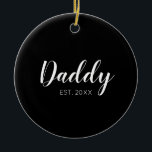 Ornamento De Cerâmica Novo Pai criado em 2022<br><div class="desc">Presente perfeito para qualquer novo pai,  personalize com o seu próprio ano. Contacte-me para obter mais informações sobre a personalização e as alterações zoechapmandesignstore@gmail.com</div>