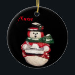 ORNAMENTO DE CERÂMICA NURSE SNOWMAN COLLECTOR CHRISTMAS<br><div class="desc">NURSE SNOWMAN COLLECTOR ENFEITES DE NATAL é um artigo da coleção HOUSE OF SUNSHINE de reproduções de arte em produtos concebidos para o lar ou escritório. O ENFEITES DE NATAL NURSE SNOWMAN COLLECTOR é uma reprodução de uma obra de escultura original de Gerry K. Furgason e está incluído na sua...</div>