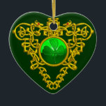 Ornamento De Cerâmica O CORAÇÃO CELTICO DE SAINT PATRICK- Shamrock<br><div class="desc">Elegante,  única joia celta do coração,  com uma pedra esmeralda e uma armadilha de shamrock para a Rua. Dia de Paddy (,  Rua. Patty ). Criação de modelos e renderização de enfermeiras muito precisas por parte da Búlgara Lumini (c).Parte da série Hyper Talismans.</div>