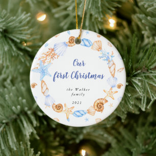 Ornamento De Cerâmica O Mar Costeiro Enche Nossa Primeira Foto De Natal