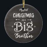Ornamento De Cerâmica O Natal das ruas como um Big Brother Chalkboard<br><div class="desc">Então, já ordenou o ornamento de "Natal de 1rua" do seu bebê? Por que não fazer seu filho mais velho se sentir tão especial ao encomendar seu próprio ornamento de segundo plano, em forma de quadro, que diz "Meu primeiro Natal como um Big Brother" Personalize inserindo uma foto do seu...</div>