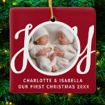 Ornamento De Cerâmica O nosso primeiro Natal gêmeos Foto Red Keepsawn<br><div class="desc">Este bonitinho Ornament de Fotos do Primeiro Natal é decorado com a palavra JOY em tipografia de na moda num fundo vermelho. Facilmente personalizável com sua foto,  nomes e ano.</div>