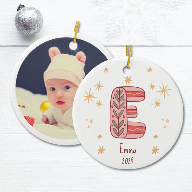 Ornamento De Cerâmica O primeiro Natal da Baby Girl com E inicial (Baby Girl's First Christmas with Initial E Ceramic Ornament)