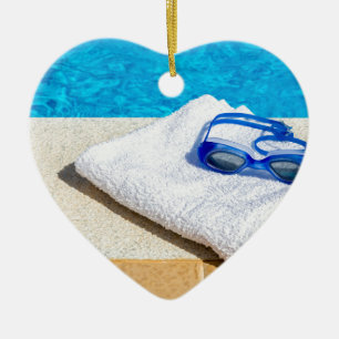 Ornamento De Cerâmica Óculos de proteção e toalha da natação perto 