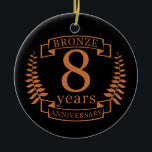 Ornamento De Cerâmica Oitavo aniversário de casamento do Bronze, 8 anos<br><div class="desc">Uma design para celebrar 8 anos de casamento. Este design tem um design de louros de bronze (bronze) em fundo preto. Bronze é o presente tradicional para esta ocasião, nos EUA. O texto diz que BRONZE comemora 8 anos. Uma design romântica para comemorar seu oitavo ano de casamento. Se você...</div>