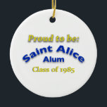 Ornamento De Cerâmica Orgulhoso de ser personalizável para Alice Alum Sa<br><div class="desc">Este simples Design Dourado e Azul mostra o Orgulho que você tem para sua antiga Santo de escola Alice. Personalize o ano em que você se formou ou simplesmente exclua isso se você não quiser anunciar que se formou há alguns anos!</div>