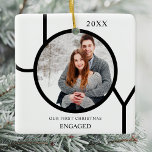 Ornamento De Cerâmica Ornam Foto Cerâmica Moderna Envolvida no Primeiro<br><div class="desc">Este moderno Ornamento Fotográfico Engajado de Primeiro Natal é decorado com a palavra JOY em preto sobre um fundo branco. Facilmente personalizável com sua foto e seu nome.</div>
