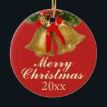 Ornamento De Cerâmica Ornament Dourado Red Christmas Bells 2017<br><div class="desc">Dois sinos dourados decorados com primaveras de pinheiro,  cones de pinho e fita vermelha decoram este Enfeites de natal vermelho. Feliz Natal e o ano estão escritos abaixo. Você pode mudar o 20xx para ler qualquer ano que quiser. Você também pode alterar a cor ou o texto.</div>