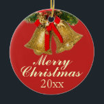 Ornamento De Cerâmica Ornament Dourado Red Christmas Bells 2017<br><div class="desc">Dois sinos dourados decorados com primaveras de pinheiro,  cones de pinho e fita vermelha decoram este Enfeites de natal vermelho. Feliz Natal e o ano estão escritos abaixo. Você pode mudar o 20xx para ler qualquer ano que quiser. Você também pode alterar a cor ou o texto.</div>