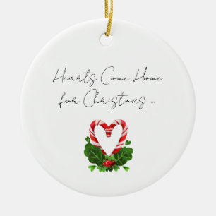 Ornamento De Cerâmica Os Corações Chegam Em Casa Para O Nome Da Família