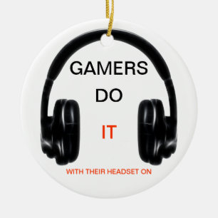 Ornamento De Cerâmica Os Gamers fazem-no. Com seus auriculares sobre!