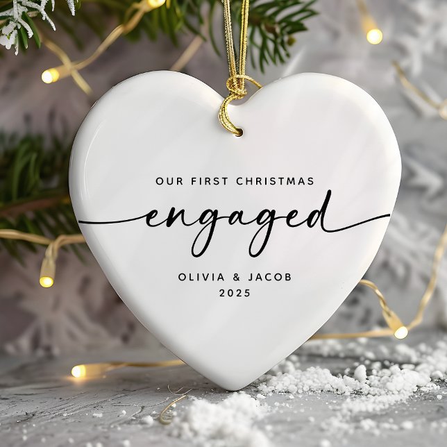 Ornamento De Cerâmica Our First Christmas Engaged Couple Heart (Criador carregado)