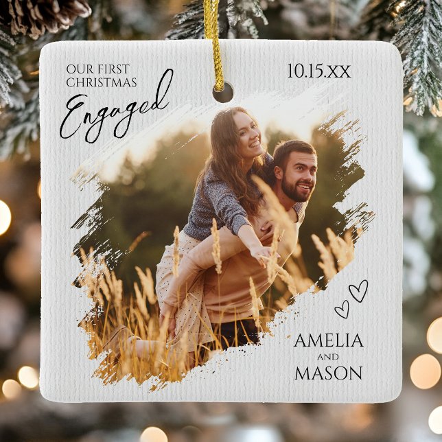 Ornamento De Cerâmica Our First Christmas Engaged Photo Christmas (Our First Christmas Engaged Photo Christmas Ceramic Ornament)