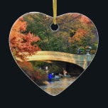 Ornamento De Cerâmica Outono no Central Park: Boateiras pela Ponte Arco<br><div class="desc">©BELGA_NOSSA_NOSSA_NOSSA_NOSSAutensílios Todos os direitos reservados</div>