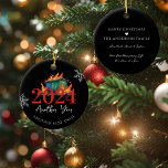 Ornamento De Cerâmica Outra Torção de Plot | Engraçado Fogo de Lixo em 2<br><div class="desc">Traga algum humor para a sua temporada de férias com este Enfeites de natal hilário de 2024. Perfeito para aqueles que amam um pouco de sarcasmo e podem rir do passeio selvagem este ano, este ornamento apresenta uma lixeira flamejante e a frase "2024: Outra Torção do Plot." Seja você dando...</div>