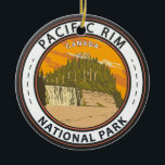 Ornamento De Cerâmica Pacific Rim National Park Reserve Canada Crachá<br><div class="desc">Pacific Rim National Park vetor art design. O Parque está localizado na Colúmbia Britânica,  Canadá,  que compreende três regiões separadas: Long Beach,  as Ilhas do Grupo Broken,  e a Trilha da Costa Oeste.</div>