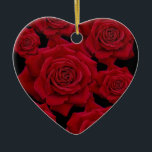 Ornamento De Cerâmica Padrão de Bloom de Rosa vermelha Bonita e Elegante<br><div class="desc">Arte fotográfica impressionante que consiste em florescências vivas de rosas vermelhas reunidas para formar um padrão elegante contra um fundo preto clássico. O presente romântico perfeito para o seu amado especialmente em namorados.</div>