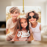 Ornamento De Cerâmica Pai que te amamos, dia de os pais de texto de foto<br><div class="desc">Ornamento com sua foto personalizada e o texto "Pai,  nós te amamos" e pequenos corações brancos.</div>