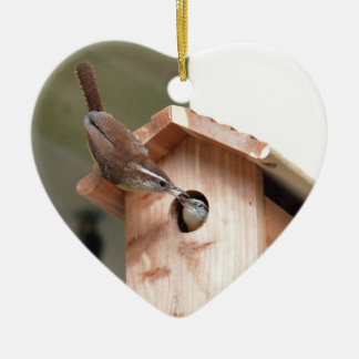 Ornamento De Cerâmica Pais Wren entregando Comida de bebê.