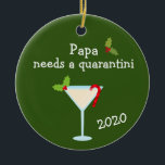 Ornamento De Cerâmica Papa Needs a Quarantini 2020 Covid Christmas<br><div class="desc">Esta design foi criada através da arte digital. Pode ser personalizada na área fornecida ou personalizada alterando a foto ou acrescentando suas próprias palavras. Entre em contato comigo em colorflowcreations@gmail.com se você quiser usar este design em outro produto. Compre minha pintura de acrílico abstrato original para venda em www.etsy.com/shop/colorflowart. Veja...</div>