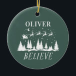 Ornamento De Cerâmica Papais noeis acreditam no Natal verde tradicional<br><div class="desc">Os papais noeis acreditam no Natal,  o tradicional presente verde e branco.</div>