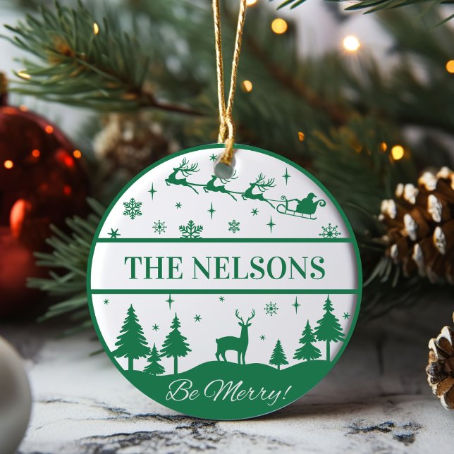 Ornamento De Cerâmica Papais noeis Clássicos e Manutenção da Família Sle (Classic Santa and Sleigh Family Keepsake Custom Ceramic Ornament. Just add your family name!)