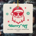 Ornamento De Cerâmica Papais noeis legal de feliz AF em óculos escuros e<br><div class="desc">Enfeites de natal com Papais noeis legal vestindo óculos escuros e o texto "Feliz AF" em uma fonte retrógrada e divertida. Tons vermelhos e verdes sobre um fundo colorido creme. As cores podem ser personalizadas na ferramenta design.</div>