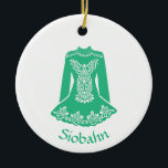 Ornamento De Cerâmica Para Dançarinos Verdes Irlandeses Personalizados<br><div class="desc">Crie um presente personalizado para quem ama a dança irlandesa. Este Enfeites de natal apresenta uma ilustração do vestido de uma bailarina irlandesa em verde-kelly. Está pronto para ser personalizado com um nome ou outro texto abaixo em caracteres verdes correspondentes. O verso está pronto para ser personalizado com sua foto....</div>