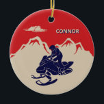 Ornamento De Cerâmica Para Snowmobile Graphic Personalizados<br><div class="desc">Crie um presente personalizado para o seu moto de neve favorito. Este ornamento da árvore de Natal tem uma ilustração de estilo vintage de um movente de neve e cavaleiro em conjunto azul marinho contra um pano de fundo de creme ou montanhas coloridas de marfim contra um fundo vermelho. Está...</div>