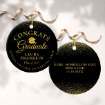 Ornamento De Cerâmica Parabéns De Graduação De Bonés Pretos E Dourados<br><div class="desc">Um presente elegante de ornamento de graduação mantém-se apresentando detalhes de seu formando e mensagem especial no conjunto inverso da tipografia quic em um fundo brilhante preto e dourado. Projetado por Thisnotme©</div>