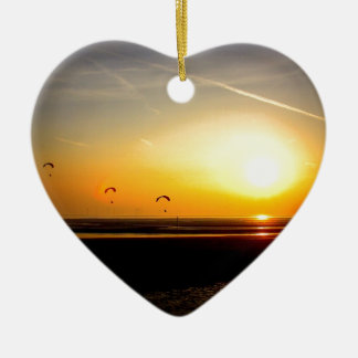 Ornamento De Cerâmica Paragliders que apreciam o por do sol