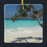 Ornamento De Cerâmica Paraíso Sunny Tropical Beach Ocean<br><div class="desc">Um ornamento com uma bela fotografia ensolarada. Águas turquesas tropicais azuis,  com uma praia branca arenosa. Uma árvore tropical solo proporciona um bom lugar para relaxar e desfrutar desse lugar idílico cênico.</div>