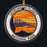 Ornamento De Cerâmica Parque Nacional das Ilhas da Baía Georgiana Crachá<br><div class="desc">Design de arte vetorial do Parque Nacional das Ilhas da Baía Georgiana. O Parque é composto por 63 pequenas ilhas ou partes de ilhas na Baía da Geórgia.</div>