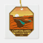 Ornamento De Cerâmica Parque Nacional do Canyonlands Retro Emblema Sunse<br><div class="desc">Vetor trabalho de arte de Canyonlands. O parque é conhecido por sua dramática paisagem desértica esculpida pelo Rio Colorado. A ilha no Céu é uma mesa imensa,  plana,  com uma visão panorâmica.</div>