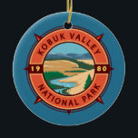 Ornamento De Cerâmica Parque Nacional do Vale do Kobuk - Emblem Retro Co<br><div class="desc">Trabalho de arte de vetor de vale de Kobuk. O parque é um parque nacional americano na região árctica do noroeste do Alasca.</div>