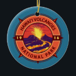Ornamento De Cerâmica Parque Nacional dos Vulcões do Havaí - Compass Ret<br><div class="desc">Vetor de vulcões do Havaí,  design trabalho de arte. O parque fica na Ilha Hawaii. No seu coração estão os vulcões ativos Kīlauea e Mauna Loa.</div>