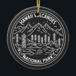 Ornamento De Cerâmica Parque Nacional dos Vulcões do Havaí, Vintage Mono<br><div class="desc">Design monolina dos vulcões do Havaí. O parque fica na Ilha Hawaii. No seu coração estão os vulcões ativos Kīlauea e Mauna Loa.</div>