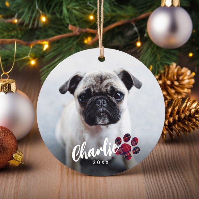 Ornamento De Cerâmica Pata de Xadrez Vermelho Simples Foto Pet Natal (Simple Red Plaid Paw Script Photo Pet Christmas Tree Ornament)