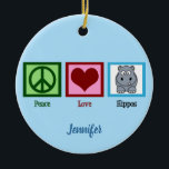 Ornamento De Cerâmica Peace Love Hippos Christmas<br><div class="desc">Bonito presente de Enfeites de natal do hipopótamo com um bonito sinal verde de paz,  coração,  e um adorável cartoon hipopótamo. Peace Love Hippos. Personalize isso com seu nome.</div>