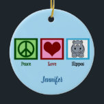 Ornamento De Cerâmica Peace Love Hippos Christmas<br><div class="desc">Bonito presente de Enfeites de natal do hipopótamo com um bonito sinal verde de paz,  coração,  e um adorável cartoon hipopótamo. Peace Love Hippos. Personalize isso com seu nome.</div>