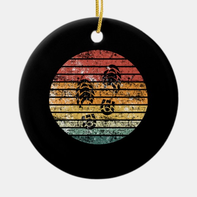 Ornamento De Cerâmica Pegada de Botas de Caminho (Frente)