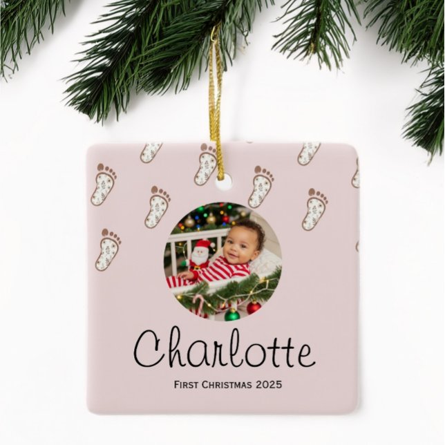 Ornamento De Cerâmica Pegadas de Bebê Rosa Bonitas Primeiro Natal do Beb (Criador carregado)
