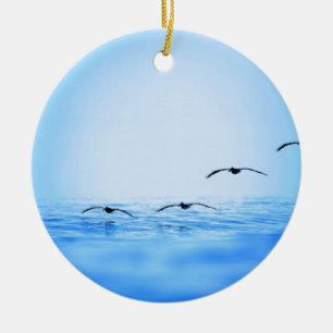 Ornamento De Cerâmica Pelicanos que voam sobre o oceano