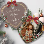 Ornamento De Cerâmica Personalização da Dourada Foto da Irmã Irmã Grande<br><div class="desc">Moldura da Linha ouro adornada com ornamento Holly, Pine e Fita para mostrar sua própria memória especial de um novo bebê. A forma do coração é um símbolo perfeito para o amor. A linha brilhante e brilhante de ouro rodeia sua foto memorial. A fita sagrada, pinheira e seda completa toda...</div>