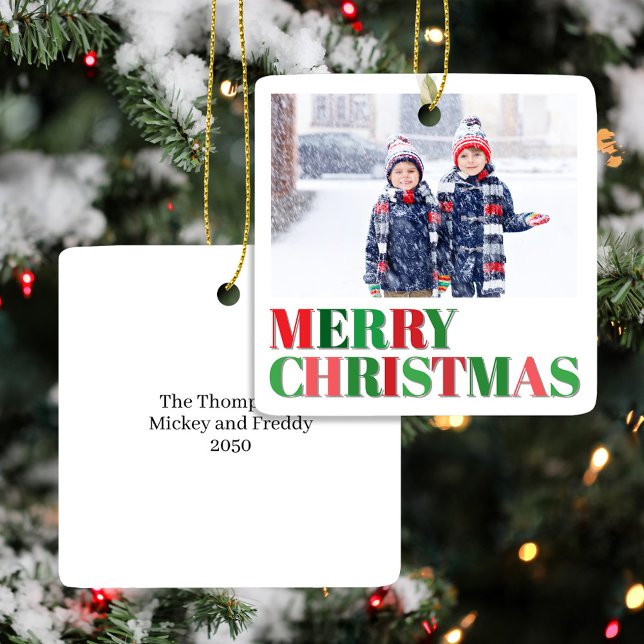 Ornamento De Cerâmica Personalização de Foto Moderna Vermelha e Verde (Merry Christmas Holiday Photo Custom Ornaments.)