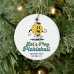 Ornamento De Cerâmica Personalização do Mascote de Cartoon de Retro Funn<br><div class="desc">Um ornamento super divertido com uma engraçada máscara de desenho retro-picleball vestindo um boné e as palavras "Vamos Play Pickleball" em uma fonte divertida. Adicione facilmente seu texto personalizado ou exclua. Perfeito como presente de feriado para todos os seus amigos de picleball ou a favor de festa de piquete ou...</div>