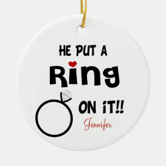 Ornamento De Cerâmica Personalizado Engraçado Ele colocou um anel nele