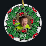 Ornamento De Cerâmica Personalizar foto Holly deixa bagas no Natal<br><div class="desc">Personalize este adorável ornamento de feriado com sua própria foto! Texto personalizável para a data também!</div>