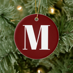Ornamento De Cerâmica Personalizar inicial de monograma burgundy branco
